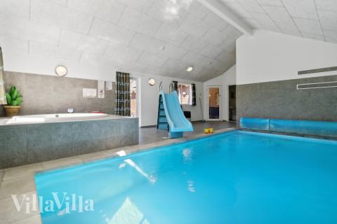 Das Ferienhaus 261 hat einen schicken Poolbereich mit Wasserrutsche, einem geräumigen, eingelassenen Whirlpool und einer Sauna.