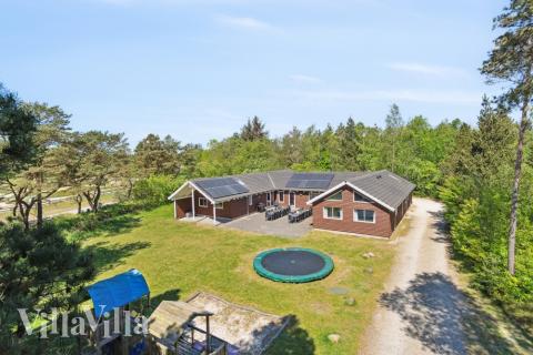Dieses schöne Poolhaus Nr. 261 mit Platz für 24 Personen liegt in Westjütland