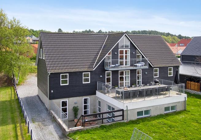Dieses exklusive Sommerhaus in dem beliebten Ort Ebeltoft hat Platz für 24 Personen, Pool und viele andere Aktivitäten