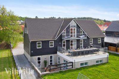 Dieses exklusive Sommerhaus in dem beliebten Ort Ebeltoft hat Platz für 24 Personen, Pool und viele andere Aktivitäten