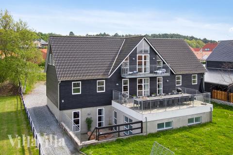 Dieses exklusive Sommerhaus in dem beliebten Ort Ebeltoft hat Platz für 24 Personen, Pool und viele andere Aktivitäten