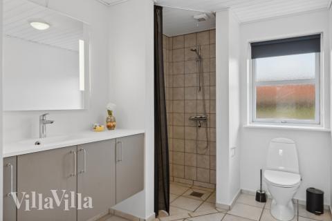 Eines der Badezimmer im Luxusferienhaus Nr. 148