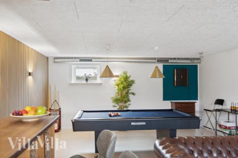 Neben den vielen schönen Stunden, die man im Poolbereich des Hauses verbringen kann, bietet das Luxusferienhaus 148 auch Spielevergnügen bei Billard/Tischtennis und Darts