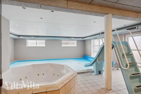Das Ferienhaus 148 hat einen schicken Poolbereich mit Wasserrutsche, einem geräumigen, eingelassenen Whirlpool und einer Sauna.