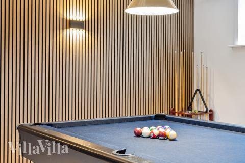 Das Luxusferienhaus 148 für 24 Personen hat einen großen Aktivitätsraum mit u. a. Billard und Darts