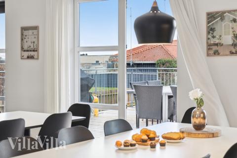 Der große, lichtdurchflutete Aufenthaltsraum im Luxusferienhaus Nr. 148 für 24.