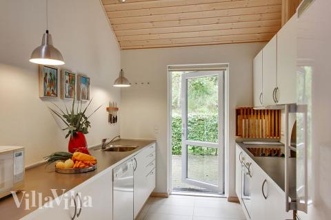 Die Küche ist mit dem Wohnzimmer direkt verbunden. So kann mit den Köchen schon während der Essenszubereitung geklönt werden