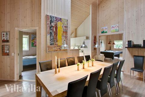 Der Aufenthaltsraum ist ein architektonisch schöner und heller Raum, der zum gemütlichen Beisammensein mit Familie und Freunden einlädt