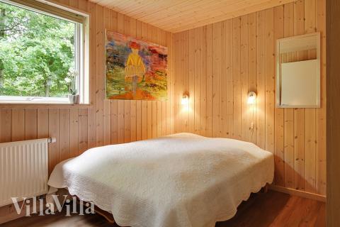 Die Schlafzimmer sind schön mit Einzel- oder Doppelbetten sowie Schränken eingerichtet