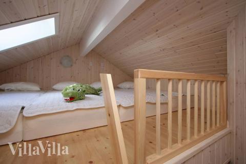 Der Hängeboden ist mit Schlafplätze für Kinder und Jugendliche eingerichtet