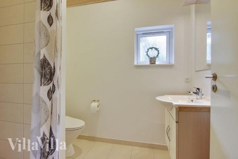 Eines der Badezimmer im Luxusferienhaus Nr. 171