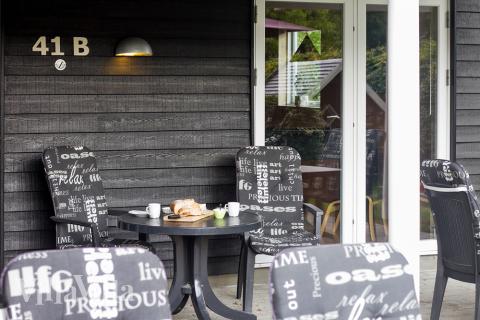 Auf der Terrasse des Ferienhauses Nr. 171 ist Platz für 16 Personen.
