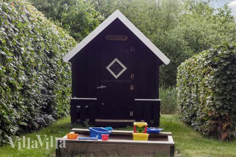 Zu dem attraktiven Ferienhaus Nr. 171 in Ostjütland gehört auch ein tolles Angebot im Außenbereich, z. B. Spieleturm und Schaukeln