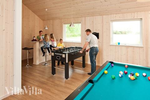 In der Bar lassen sich kalte Getränke aus dem zusätzlichen Kühlschrank servieren