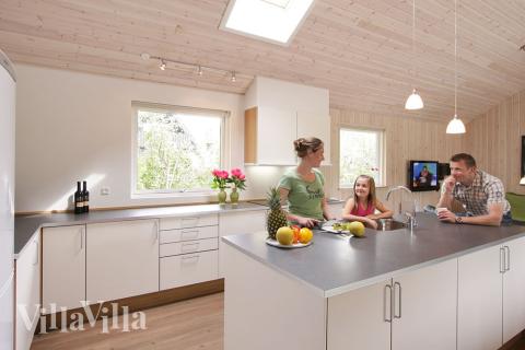 Die Küche ist gut eingerichtet und offen mit dem Aufenthaltsraum verbunden. So können Köche, Helfer, Vorkoster und alle anderen es sich schon während der Zubereitung zusammen gemütlich machen