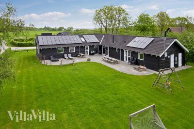 Dieses exklusive Luxusferienhaus befindet sich in einer begehrten Sommerhausumgebung in der Nähe des Strandes und der charmanten Kleinstadt Ebeltoft