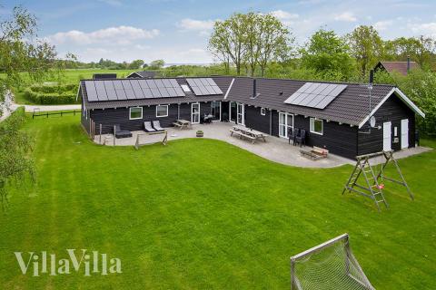 Dieses exklusive Luxusferienhaus befindet sich in einer begehrten Sommerhausumgebung in der Nähe des Strandes und der charmanten Kleinstadt Ebeltoft