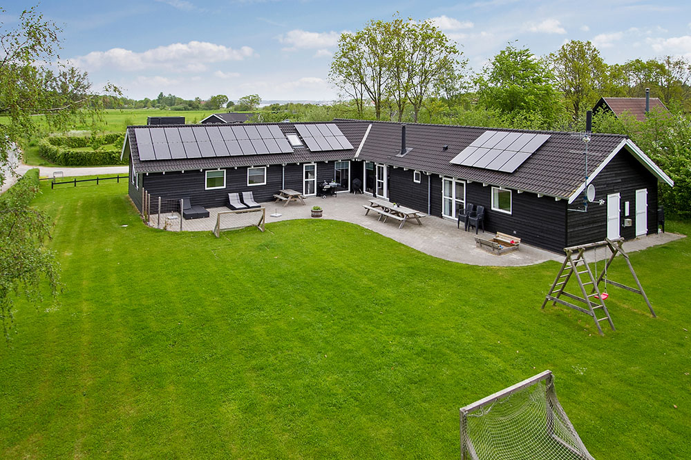 Dieses exklusive Luxusferienhaus befindet sich in einer begehrten Sommerhausumgebung in der Nähe des Strandes und der charmanten Kleinstadt Ebeltoft