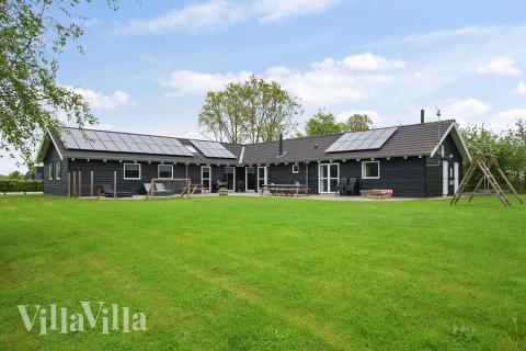 Auf der großen, offenen Terrasse kann die Sonne in den guten Gartenmöbeln ausgiebig genossen werden