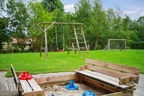 Zu dem attraktiven Ferienhaus Nr. 223 in Ostjütland gehört auch ein tolles Angebot im Außenbereich, z. B. Spieleturm und Schaukeln