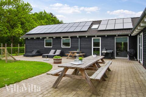 Genießen Sie einen Grillabend auf der Terrasse des Luxusferienhauses Nr. 223 in Ostjütland