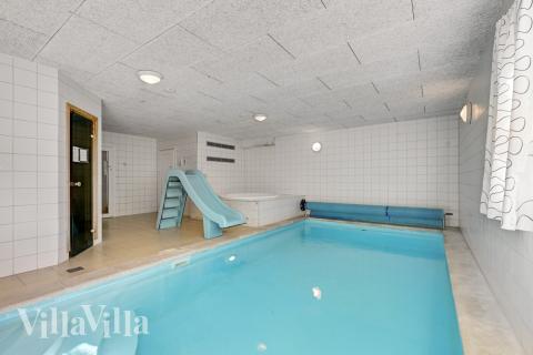 Das Ferienhaus 247 hat einen schicken Poolbereich mit Wasserrutsche, einem geräumigen, eingelassenen Whirlpool und einer Sauna.