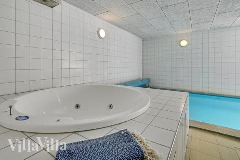 Genießen Sie den warmen Whirlpool im Luxusferienhaus Nr. 247 in Ostjütland
