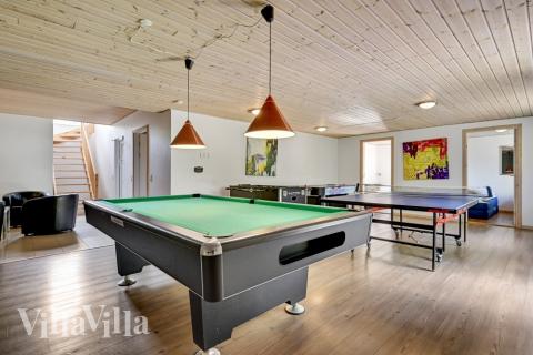 Neben den vielen schönen Stunden, die man im Poolbereich des Hauses verbringen kann, bietet das Luxusferienhaus 247 auch Spielevergnügen bei Billard/Tischtennis und Darts