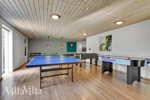 Das Luxusferienhaus 247 für 20 Personen hat einen großen Aktivitätsraum mit u. a. Billard und Darts