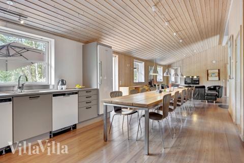 Der große, lichtdurchflutete Aufenthaltsraum im Luxusferienhaus Nr. 247 für 20.