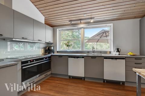 Die Küche in dem Luxusferienhaus Nr. 247 ist so gut ausgestattet, dass man problemlos Mahlzeiten für 20 Personen zubereiten kann.