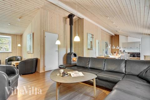 Die Couch im Luxusferienhaus Nr. 247 in Ostjütland lädt zu Gesellschaftsspielen oder zu Kinoabenden ein.