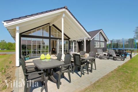 Draußen kann man sich in den guten Gartenmöbeln sonnen oder auf der großen Terrasse gemütlich grillen. Die ganz jungen Gäste amüsieren sich auf den Schaukeln und in der Sandkiste