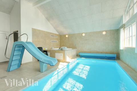 Der tolle Poolbereich bietet neben dem Swimmingpool mit Wasserrutsche einen Whirlpool für 4-6 Personen und eine Sauna