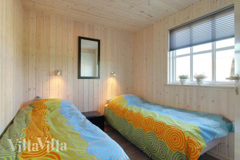 Die Schlafzimmer sind hell eingerichtet und verfügen über Doppel- oder Einzelbetten sowie Einbauschränke