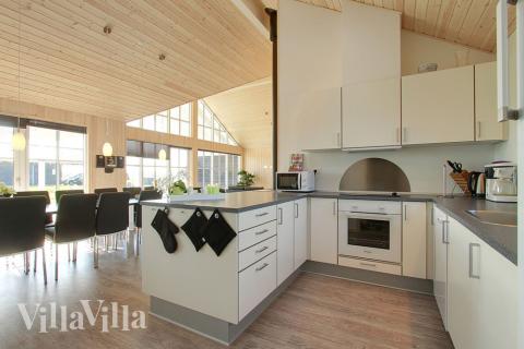 Die Küche ist direkt mit dem Wohnzimmer verbunden und natürlich mit allem ausgestattet, was der moderne Koch sich wünscht