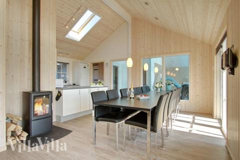 Das Wohnzimmer ist wundervoll lichtdurchflutet und geräumig und bildet ist mit bequemen Möbeln, Kaminofen und Flachbild-TV natürlichen Sammelpunkt der Anlage