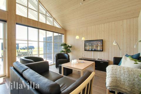 Das Wohnzimmer ist gemütlich eingerichtet mit Sofa und Kaminofen, welcher an kalten Tagen für extra Wärme und Gemütlichkeit sorgt