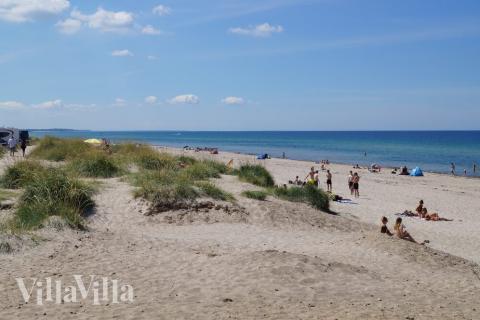 Der Strand in der Nähe von Luxusferienhaus Nr. 277 in Nordseeland lädt zum Spazierengehen ein.