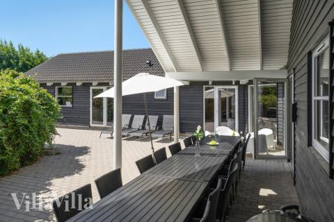 Auf der Terrasse des Ferienhauses Nr. 277 ist Platz für 16 Personen.