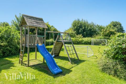 Zu dem attraktiven Ferienhaus Nr. 277 in Nordseeland gehört auch ein tolles Angebot im Außenbereich, z. B. Spieleturm und Schaukeln