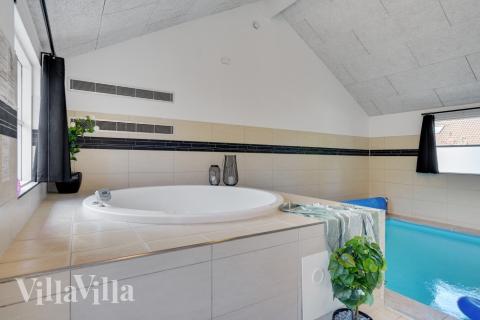 Genießen Sie den warmen Whirlpool im Luxusferienhaus Nr. 277 in Nordseeland