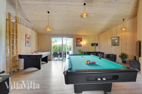 Das Luxusferienhaus 277 für 16 Personen hat einen großen Aktivitätsraum mit u. a. Billard und Darts