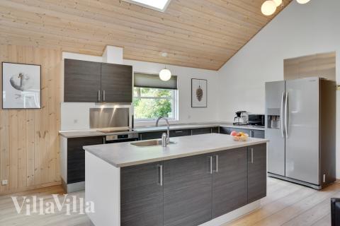 Die Couch im Luxusferienhaus Nr. 277 in Nordseeland lädt zu Gesellschaftsspielen oder zu Kinoabenden ein.