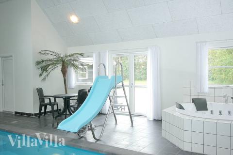 Der Swimmingpool verfügt über eine Gegenstromanlage, Unterwasserbeleuchtung und eine Wasserrutsche. Im Whirlpool ist Platz für 4-6 Personen. Auch eine Sauna lädt dazu ein, es sich richtig gut gehen zu lassen