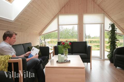 Von der gemütlichen Stube in der ersten Etage haben Sie Zugang zum großen Balkon mit Sicht auf die Bucht von Ho