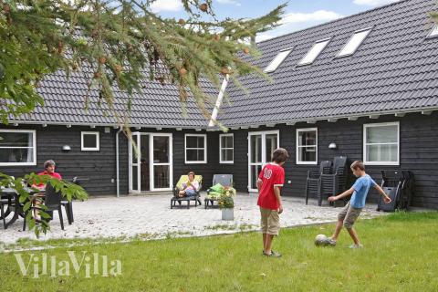 Der Garten ist angenehm mit Bäumen und Büschen umschlossen. Für die kleinsten Gäste stehen Schaukeln sowie eine Sandkiste bereit