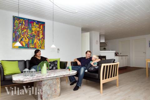 In der gemütlichen Sofagruppe können es sich die Gäste mit einem guten Buch oder bei einem Film gemütlich machen