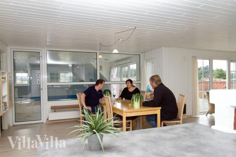 Der große Aufenthaltsraum verfügt über einen Kochbereich, Speiseplätze und eine Sofagruppe mit einem Flachbildfernseher