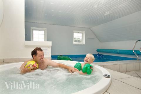 Nach dem Schwimmen können sich die Gäste im Whirlpool entspannen